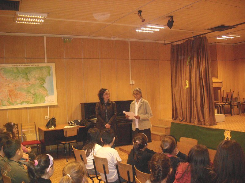 IMG_3941.JPG - Ученици, изучаващи английски език, четат за празници и обичаи, свързани с Великден заедно с Рева Чандрасекаран, доброволец от Корпуса на мира