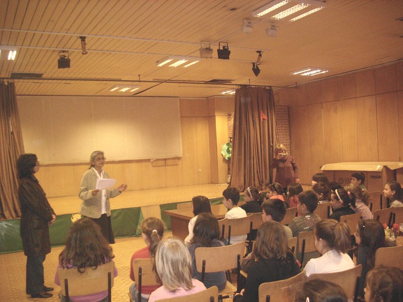 IMG_3944.JPG - Ученици, изучаващи английски език, четат за празници и обичаи, свързани с Великден заедно с Рева Чандрасекаран, доброволец от Корпуса на мира