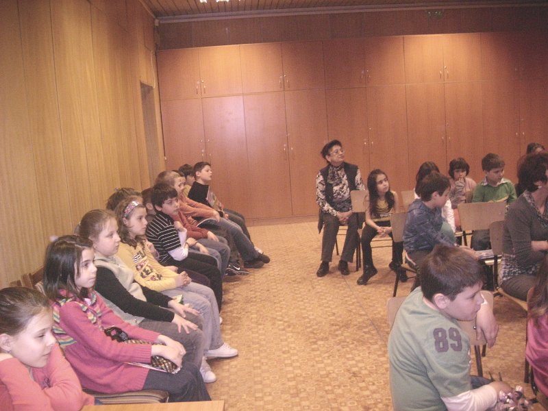 IMG_3953.JPG - Ученици, изучаващи английски език, четат за празници и обичаи, свързани с Великден заедно с Рева Чандрасекаран, доброволец от Корпуса на мира