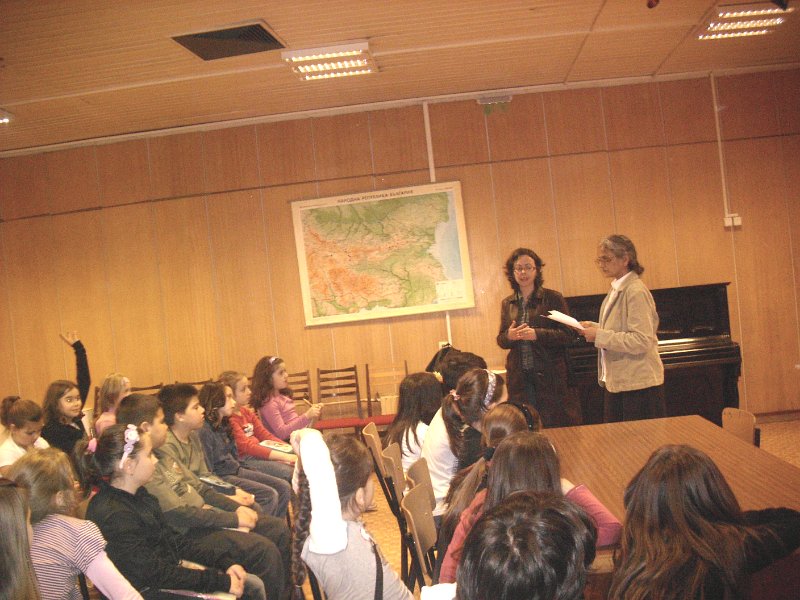 IMG_3954.JPG - Ученици, изучаващи английски език, четат за празници и обичаи, свързани с Великден заедно с Рева Чандрасекаран, доброволец от Корпуса на мира