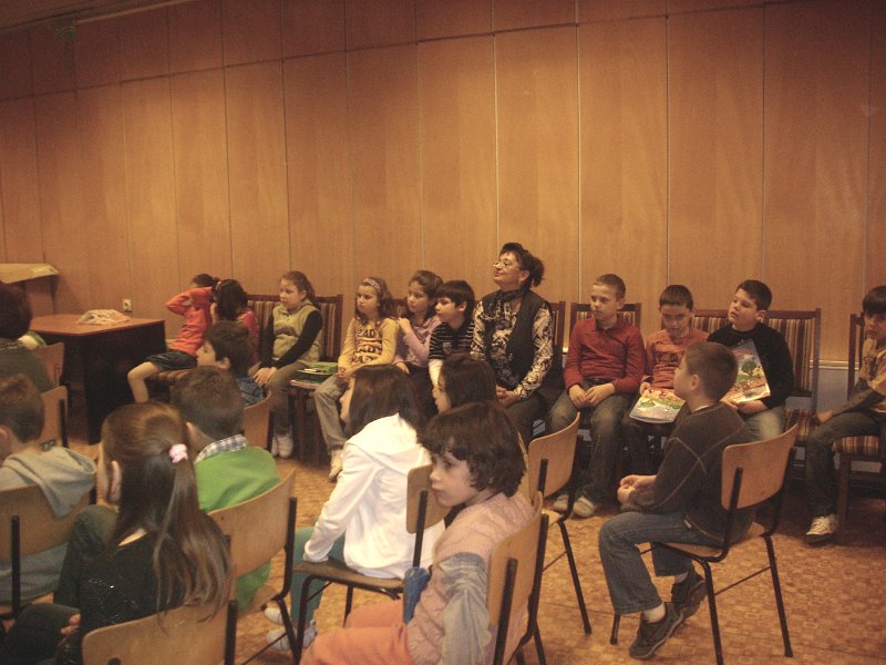 IMG_3955.JPG - Ученици, изучаващи английски език, четат за празници и обичаи, свързани с Великден заедно с Рева Чандрасекаран, доброволец от Корпуса на мира