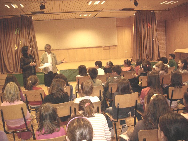 IMG_3956.JPG - Ученици, изучаващи английски език, четат за празници и обичаи, свързани с Великден заедно с Рева Чандрасекаран, доброволец от Корпуса на мира