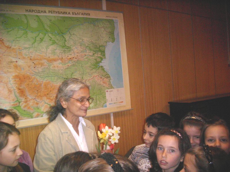 IMG_4000.JPG - Ученици, изучаващи английски език, четат за празници и обичаи, свързани с Великден заедно с Рева Чандрасекаран, доброволец от Корпуса на мира