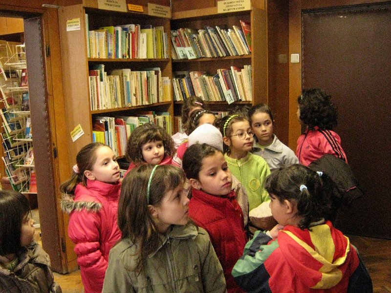 IMG_7969.JPG - Деца четат в Стаята на приказките в Детски и средношколски отдел, 18 април