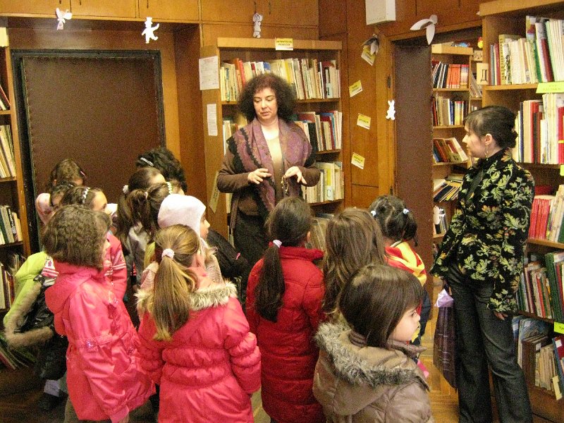 IMG_7970.JPG - Деца четат в Стаята на приказките в Детски и средношколски отдел, 18 април