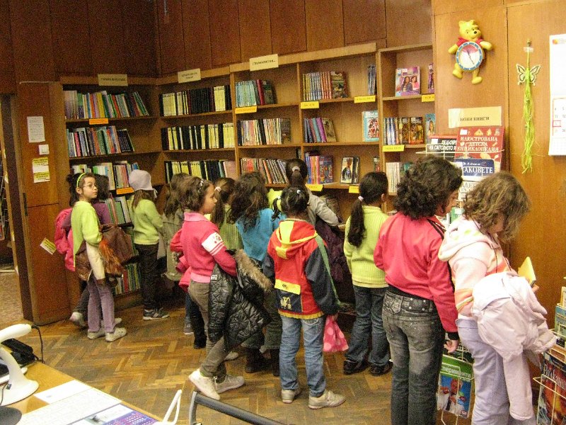 IMG_7973.JPG - Деца четат в Стаята на приказките в Детски и средношколски отдел, 18 април