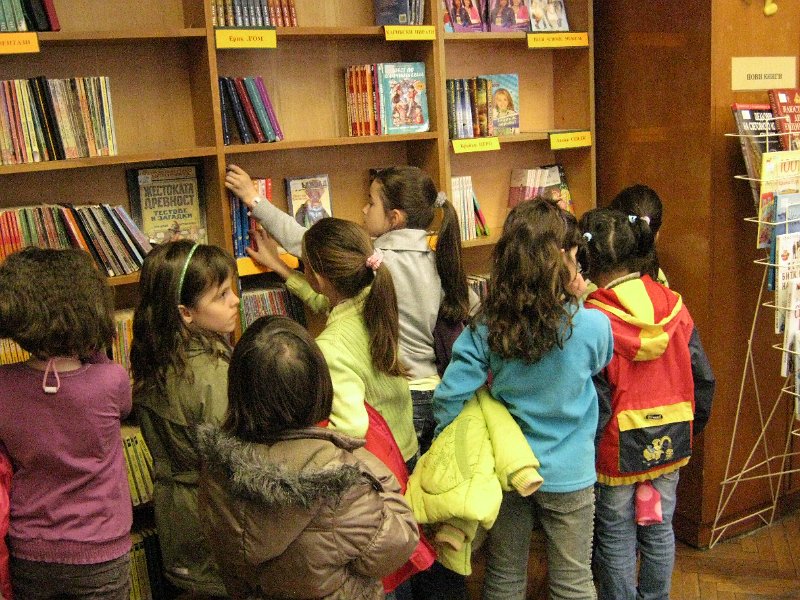 IMG_7977.JPG - Деца четат в Стаята на приказките в Детски и средношколски отдел, 18 април