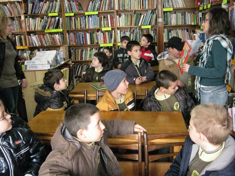 IMG_7981.JPG - Деца четат в Стаята на приказките в Детски и средношколски отдел, 18 април