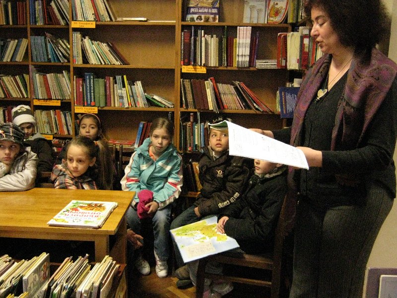 IMG_8060.JPG - Деца четат в Стаята на приказките в Детски и средношколски отдел, 19 април