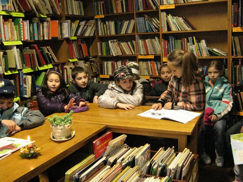 IMG_8061.JPG - Деца четат в Стаята на приказките в Детски и средношколски отдел, 19 април