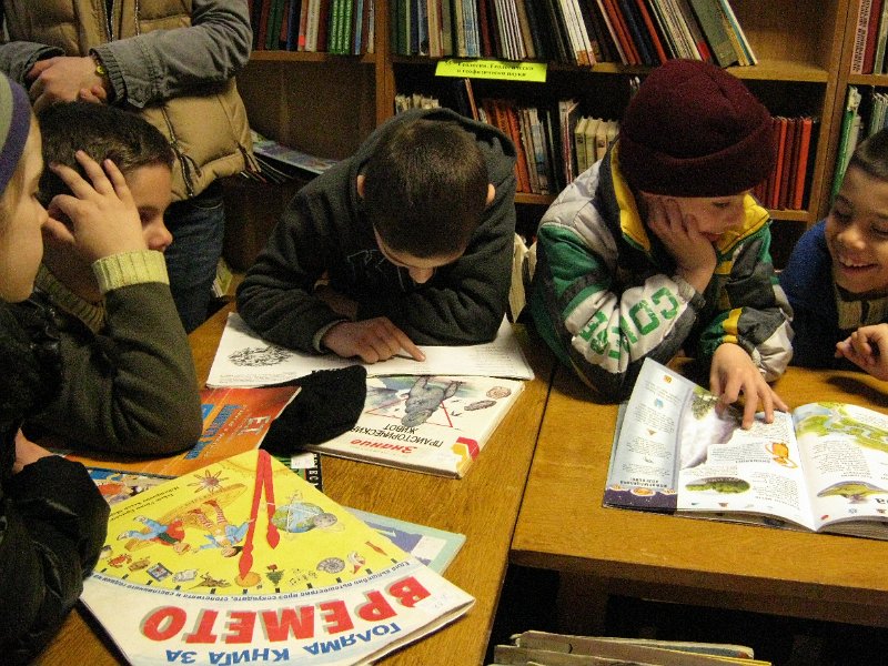 IMG_8068.JPG - Деца четат в Стаята на приказките в Детски и средношколски отдел, 19 април