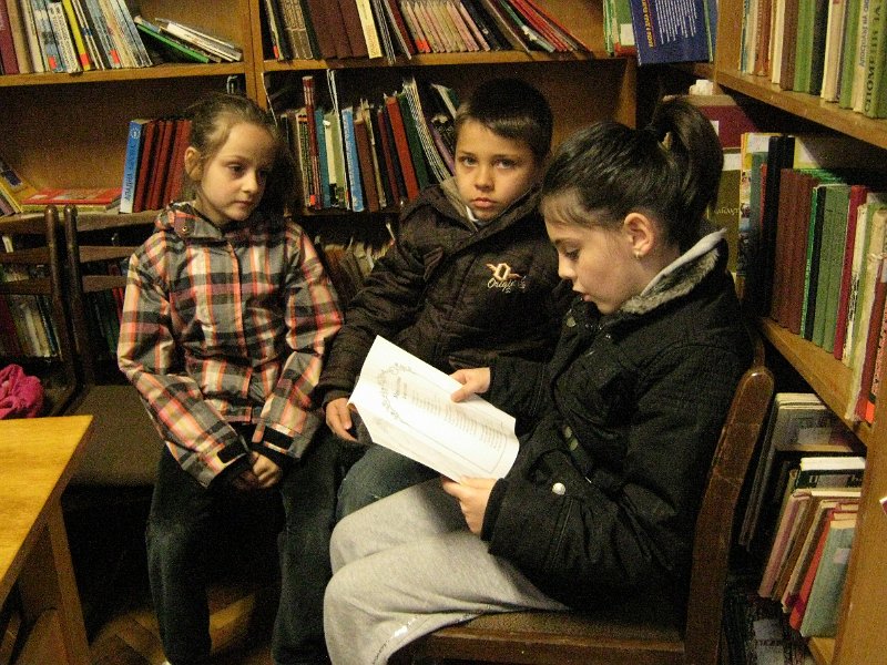 IMG_8069.JPG - Деца четат в Стаята на приказките в Детски и средношколски отдел, 19 април