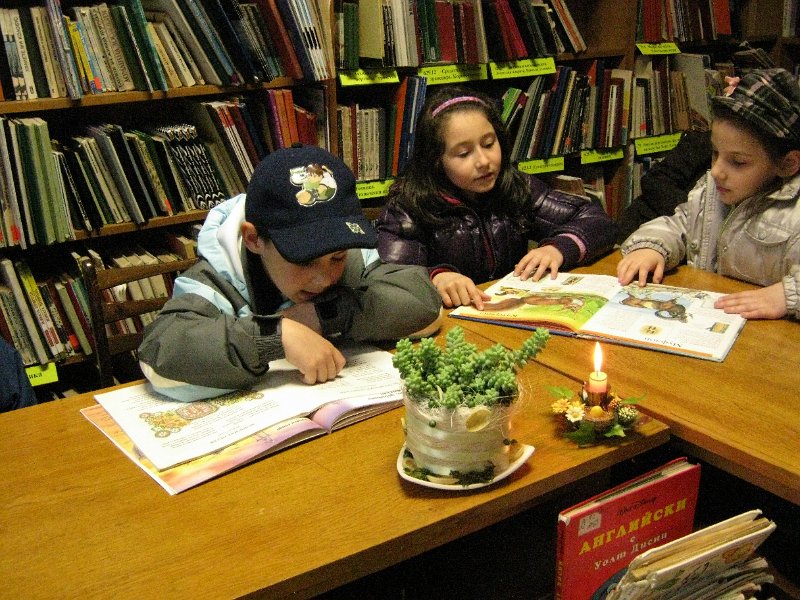 IMG_8071.JPG - Деца четат в Стаята на приказките в Детски и средношколски отдел, 19 април