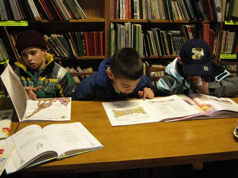 IMG_8072.JPG - Деца четат в Стаята на приказките в Детски и средношколски отдел, 19 април