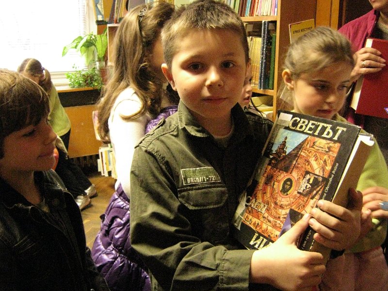 IMG_8081.JPG - Деца четат в Стаята на приказките в Детски и средношколски отдел, 19 април