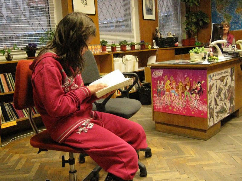 IMG_7997.JPG - Деца от частна детска занималня „Игралница–занималница” четат в Детски и средношколски комплекс