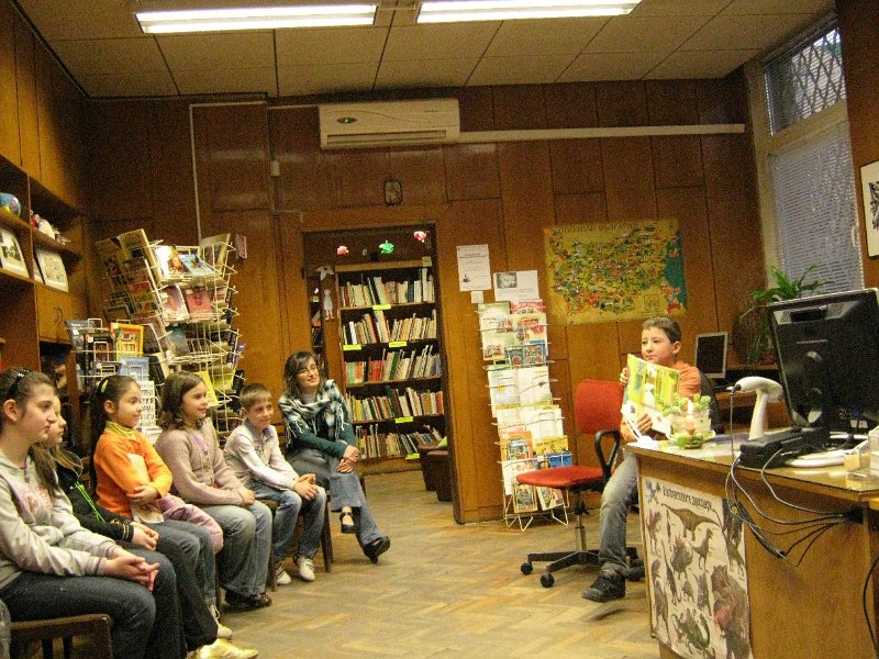 IMG_7998.JPG - Деца от частна детска занималня „Игралница–занималница” четат в Детски и средношколски комплекс