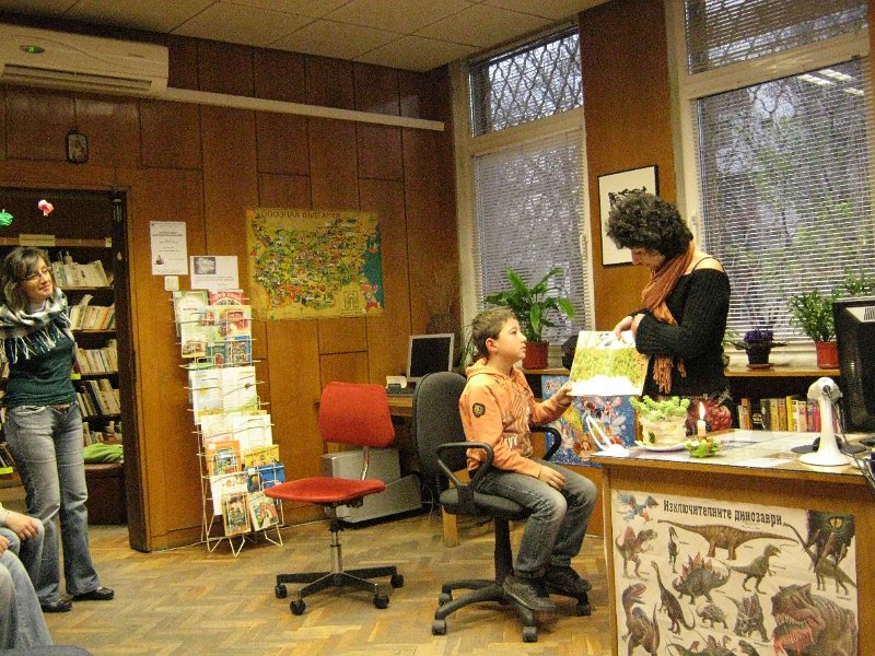 IMG_7999.JPG - Деца от частна детска занималня „Игралница–занималница” четат в Детски и средношколски комплекс