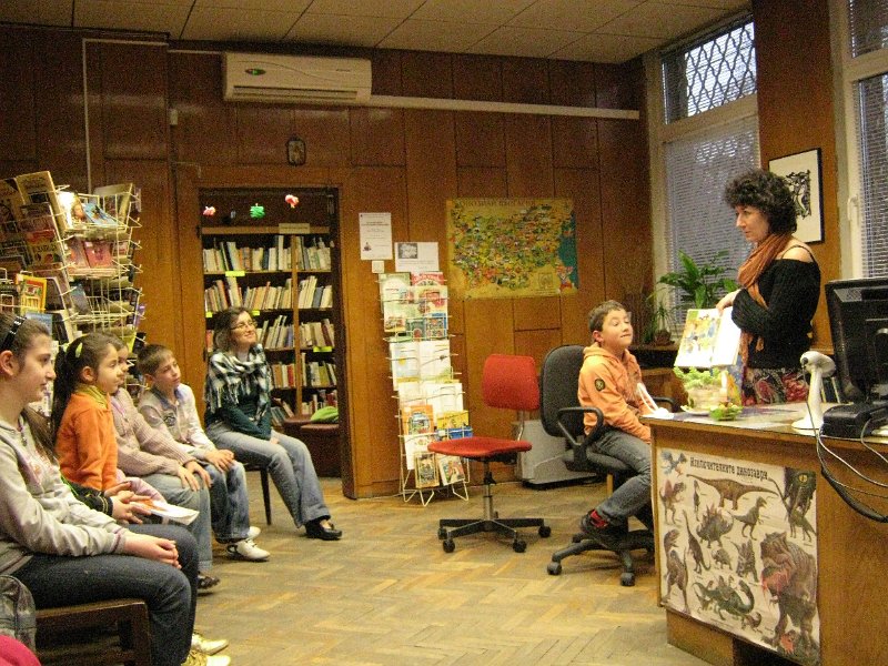 IMG_8001.JPG - Деца от частна детска занималня „Игралница–занималница” четат в Детски и средношколски комплекс