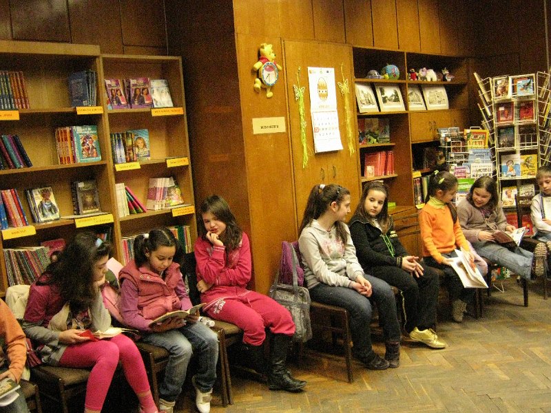 IMG_8004.JPG - Деца от частна детска занималня „Игралница–занималница” четат в Детски и средношколски комплекс