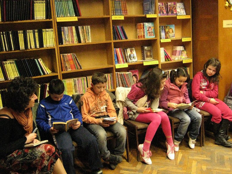 IMG_8005.JPG - Деца от частна детска занималня „Игралница–занималница” четат в Детски и средношколски комплекс