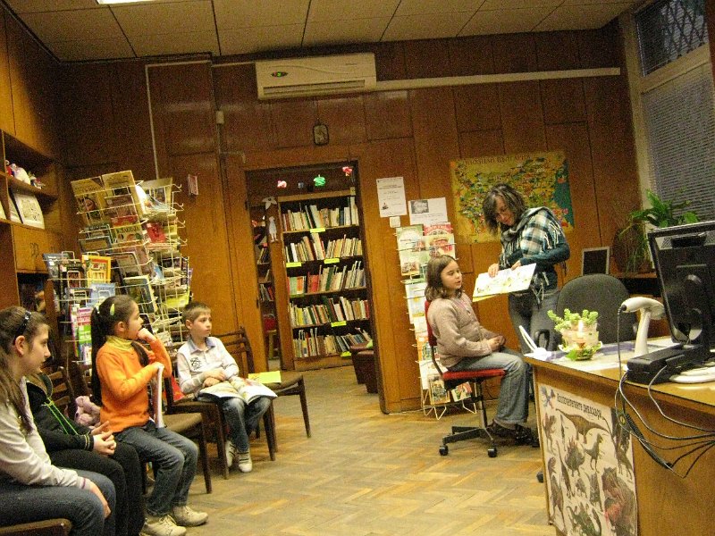 IMG_8021.JPG - Деца от частна детска занималня „Игралница–занималница” четат в Детски и средношколски комплекс