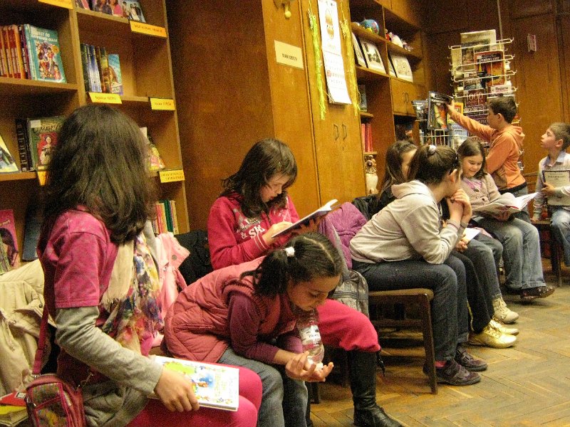 IMG_8030.JPG - Деца от частна детска занималня „Игралница–занималница” четат в Детски и средношколски комплекс