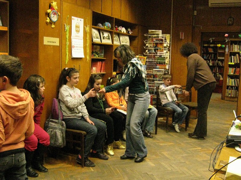 IMG_8039.JPG - Деца от частна детска занималня „Игралница–занималница” четат в Детски и средношколски комплекс