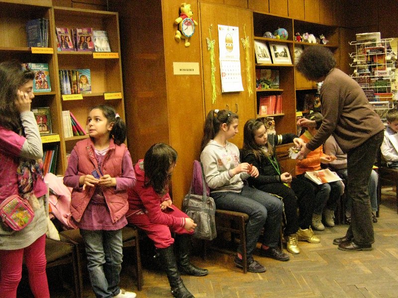 IMG_8040.JPG - Деца от частна детска занималня „Игралница–занималница” четат в Детски и средношколски комплекс