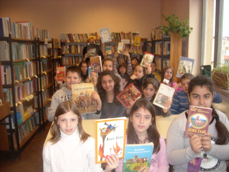 DSCN0838.JPG - Децата от IV клас стартираха Маратона на четенето