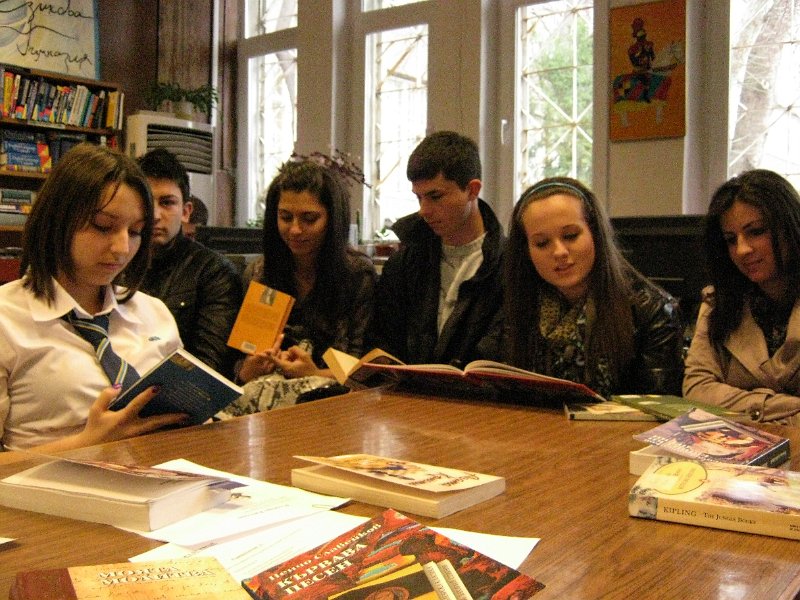 IMG_8053.JPG - Четене с ученици от V ЕГ "Йоан Екзарх"