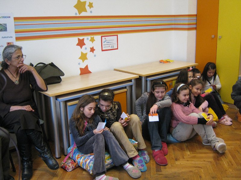 IMG_7700.JPG - Четене на откъси от любими книги заедно с Рева Чандрасекаран - доброволец от Корпуса на мира