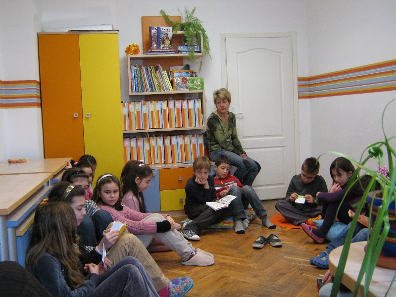 IMG_7704.JPG - Четене на откъси от любими книги заедно с Рева Чандрасекаран - доброволец от Корпуса на мира