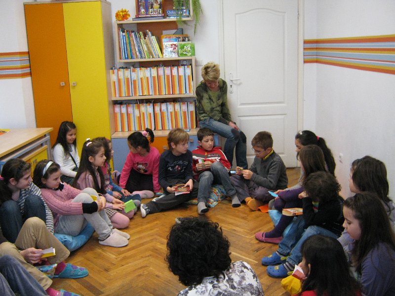 IMG_7708.JPG - Четене на откъси от любими книги заедно с Рева Чандрасекаран - доброволец от Корпуса на мира