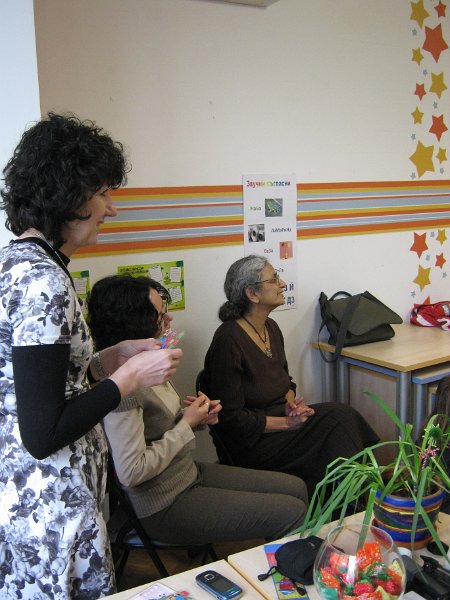 IMG_7718.JPG - Четене на откъси от любими книги заедно с Рева Чандрасекаран - доброволец от Корпуса на мира