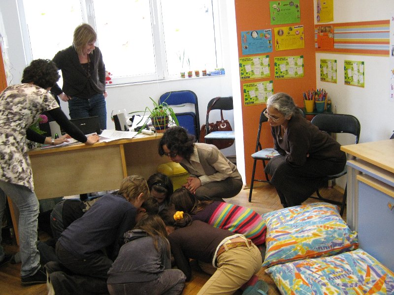 IMG_7727.JPG - Четене на откъси от любими книги заедно с Рева Чандрасекаран - доброволец от Корпуса на мира