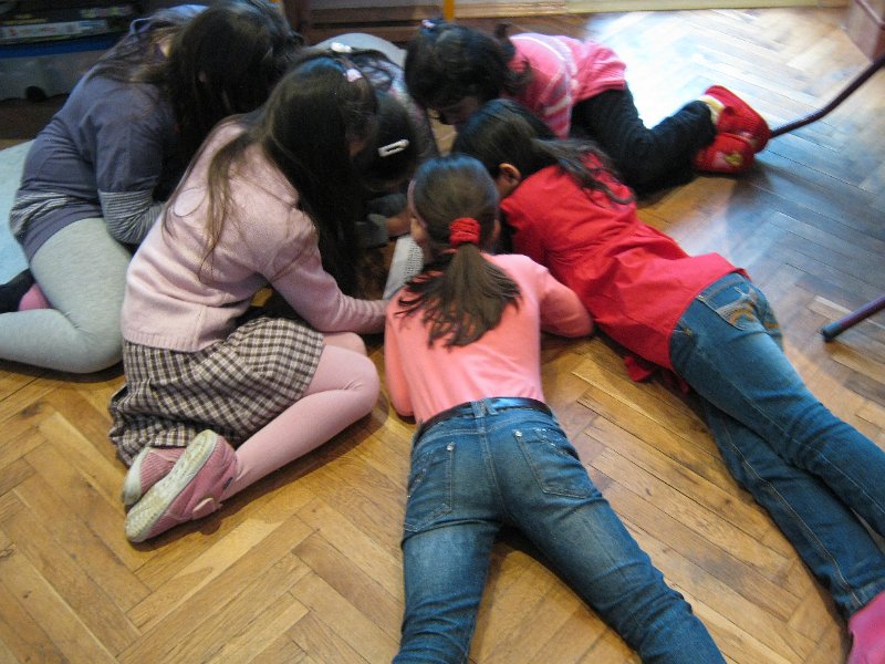 IMG_7731.JPG - Четене на откъси от любими книги заедно с Рева Чандрасекаран - доброволец от Корпуса на мира