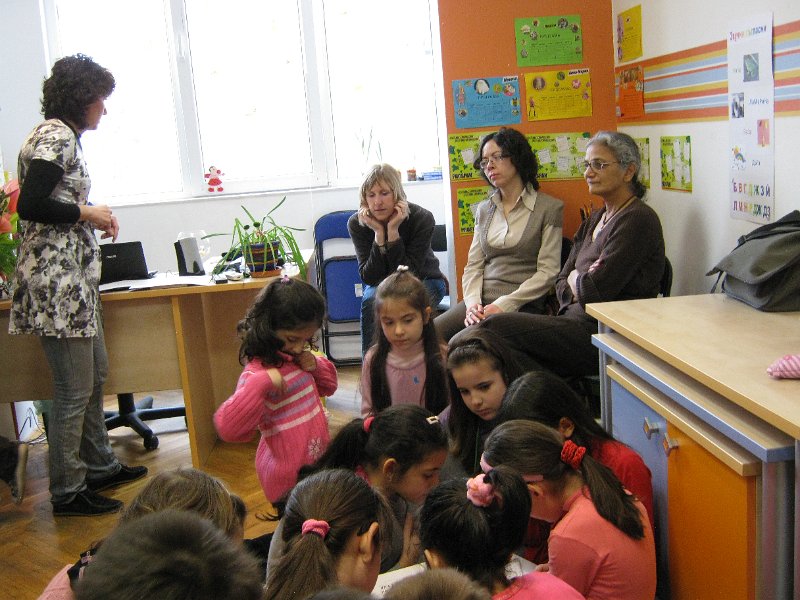 IMG_7736.JPG - Четене на откъси от любими книги заедно с Рева Чандрасекаран - доброволец от Корпуса на мира