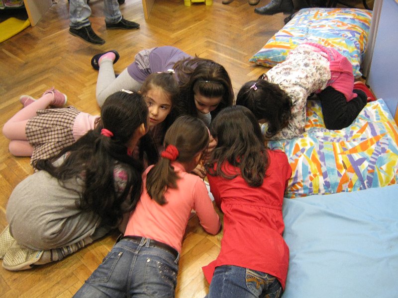 IMG_7739.JPG - Четене на откъси от любими книги заедно с Рева Чандрасекаран - доброволец от Корпуса на мира