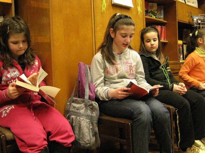 IMG_7995.JPG - Деца от частна детска занималня "Игралница-занималница" гостуват в Детски и средношколски комплекс