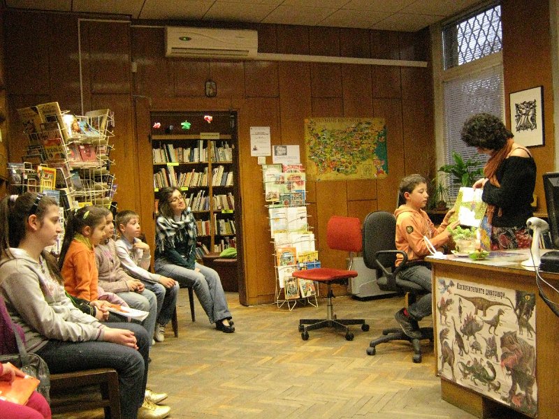 IMG_8000.JPG - Деца от частна детска занималня "Игралница-занималница" гостуват в Детски и средношколски комплекс