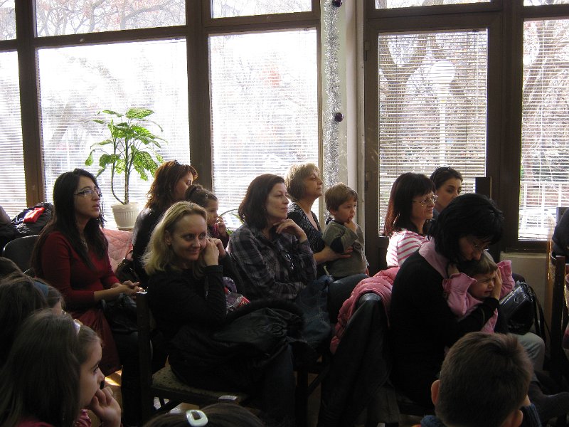 IMG_1541.JPG - Детски и средношколски комплекс с поздрав към най-малките читатели, участвали в изявите на библиотеката. Деца от Куклен театър "Палечко" при ОДК представят Рождество Христово и коледните обичаи.