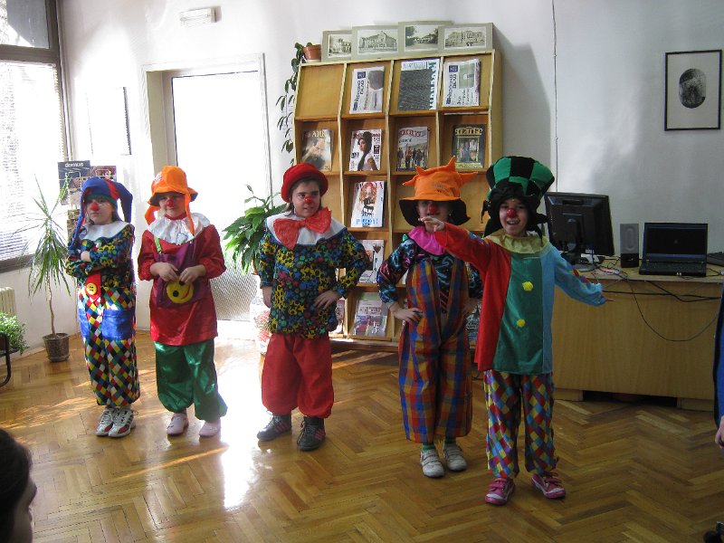 IMG_1548.JPG - Детски и средношколски комплекс с поздрав към най-малките читатели, участвали в изявите на библиотеката. Деца от Куклен театър "Палечко" при ОДК представят Рождество Христово и коледните обичаи.