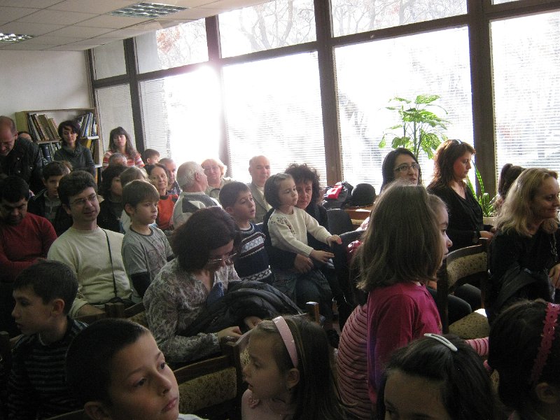 IMG_1580.JPG - Детски и средношколски комплекс с поздрав към най-малките читатели, участвали в изявите на библиотеката. Деца от Куклен театър "Палечко" при ОДК представят Рождество Христово и коледните обичаи.