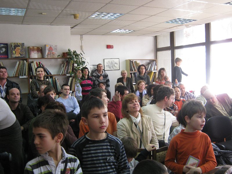 IMG_1600.JPG - Детски и средношколски комплекс с поздрав към най-малките читатели, участвали в изявите на библиотеката. Деца от Куклен театър "Палечко" при ОДК представят Рождество Христово и коледните обичаи.