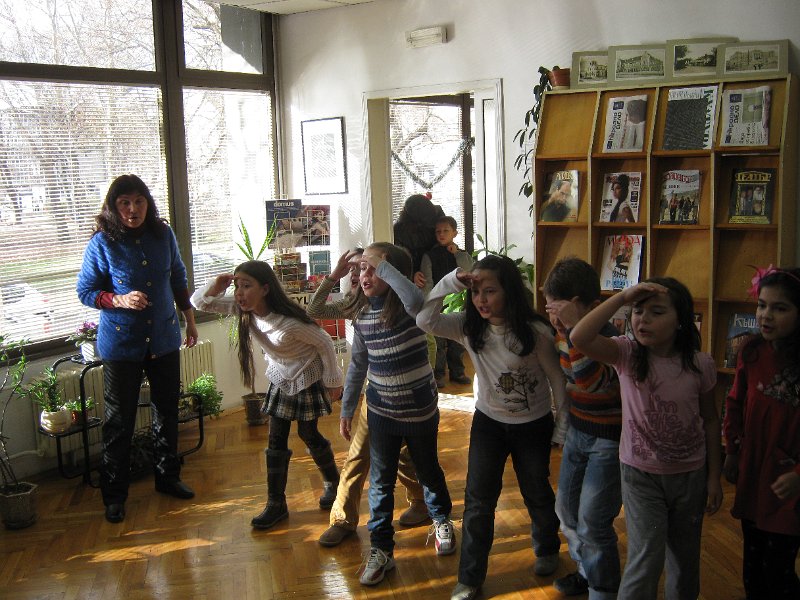 IMG_1602.JPG - Детски и средношколски комплекс с поздрав към най-малките читатели, участвали в изявите на библиотеката. Деца от Куклен театър "Палечко" при ОДК представят Рождество Христово и коледните обичаи.