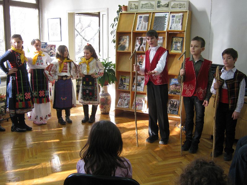 IMG_1626.JPG - Детски и средношколски комплекс с поздрав към най-малките читатели, участвали в изявите на библиотеката. Деца от Куклен театър "Палечко" при ОДК представят Рождество Христово и коледните обичаи.