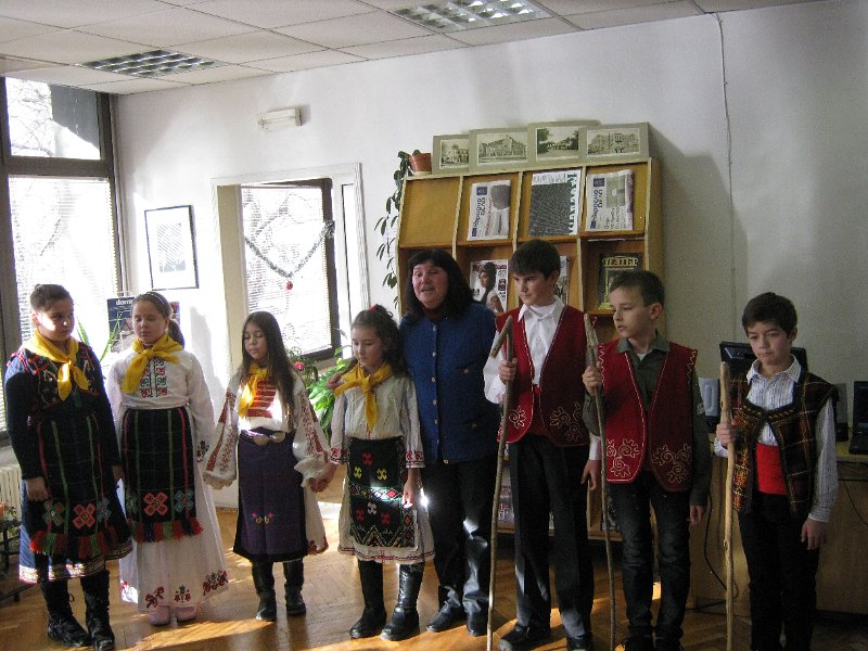 IMG_1632.JPG - Детски и средношколски комплекс с поздрав към най-малките читатели, участвали в изявите на библиотеката. Деца от Куклен театър "Палечко" при ОДК представят Рождество Христово и коледните обичаи.