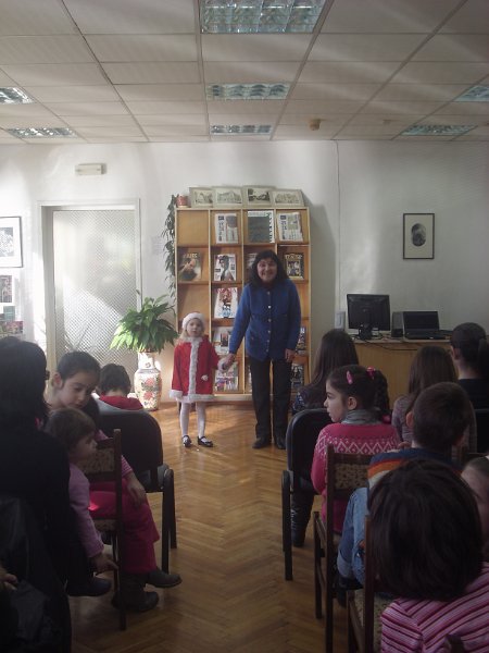 IMG_5242.jpg - Детски и средношколски комплекс с поздрав към най-малките читатели, участвали в изявите на библиотеката. Деца от Куклен театър "Палечко" при ОДК представят Рождество Христово и коледните обичаи.