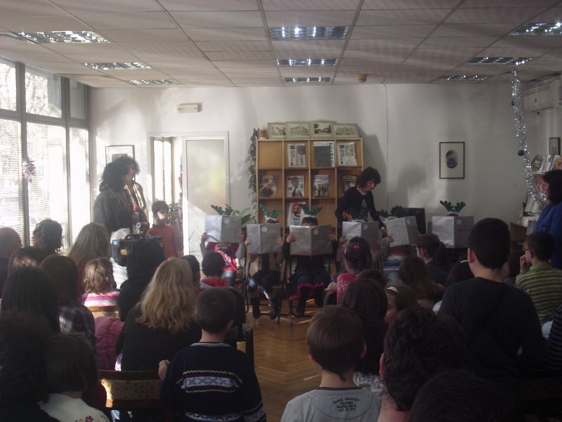 IMG_5244.jpg - Детски и средношколски комплекс с поздрав към най-малките читатели, участвали в изявите на библиотеката. Деца от Куклен театър "Палечко" при ОДК представят Рождество Христово и коледните обичаи.